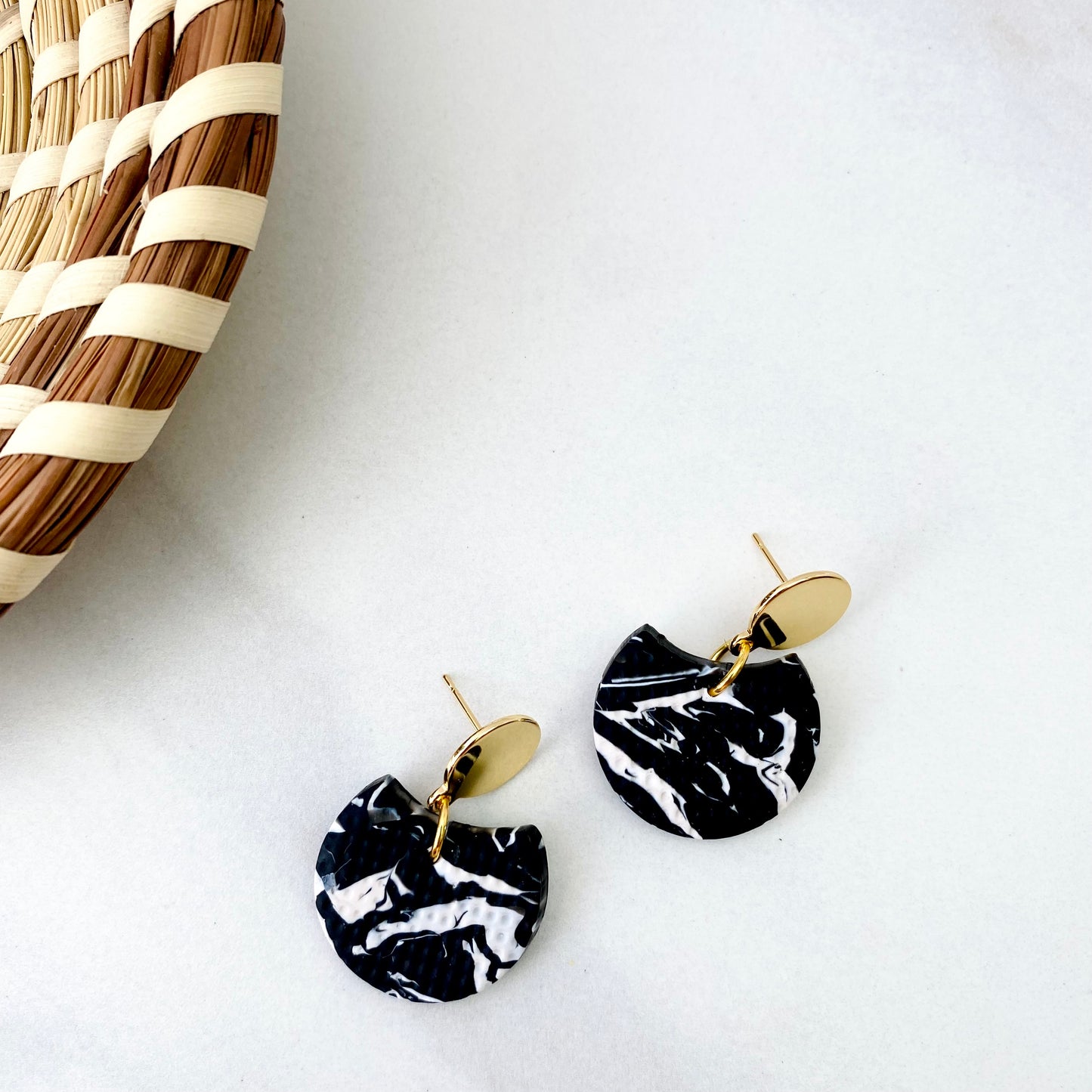 Birdie // Black + White Textured