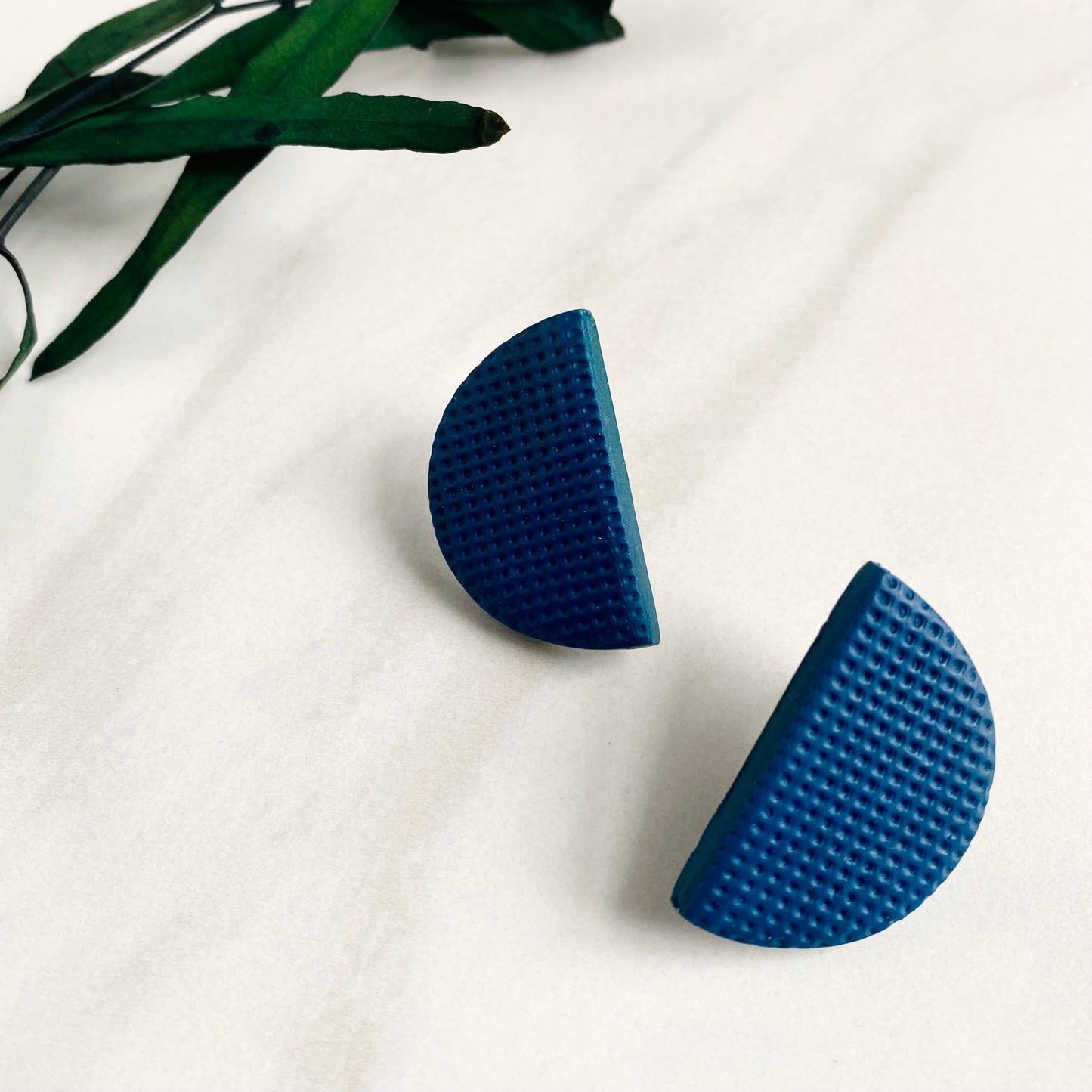 Luna // Dark Blue Textured