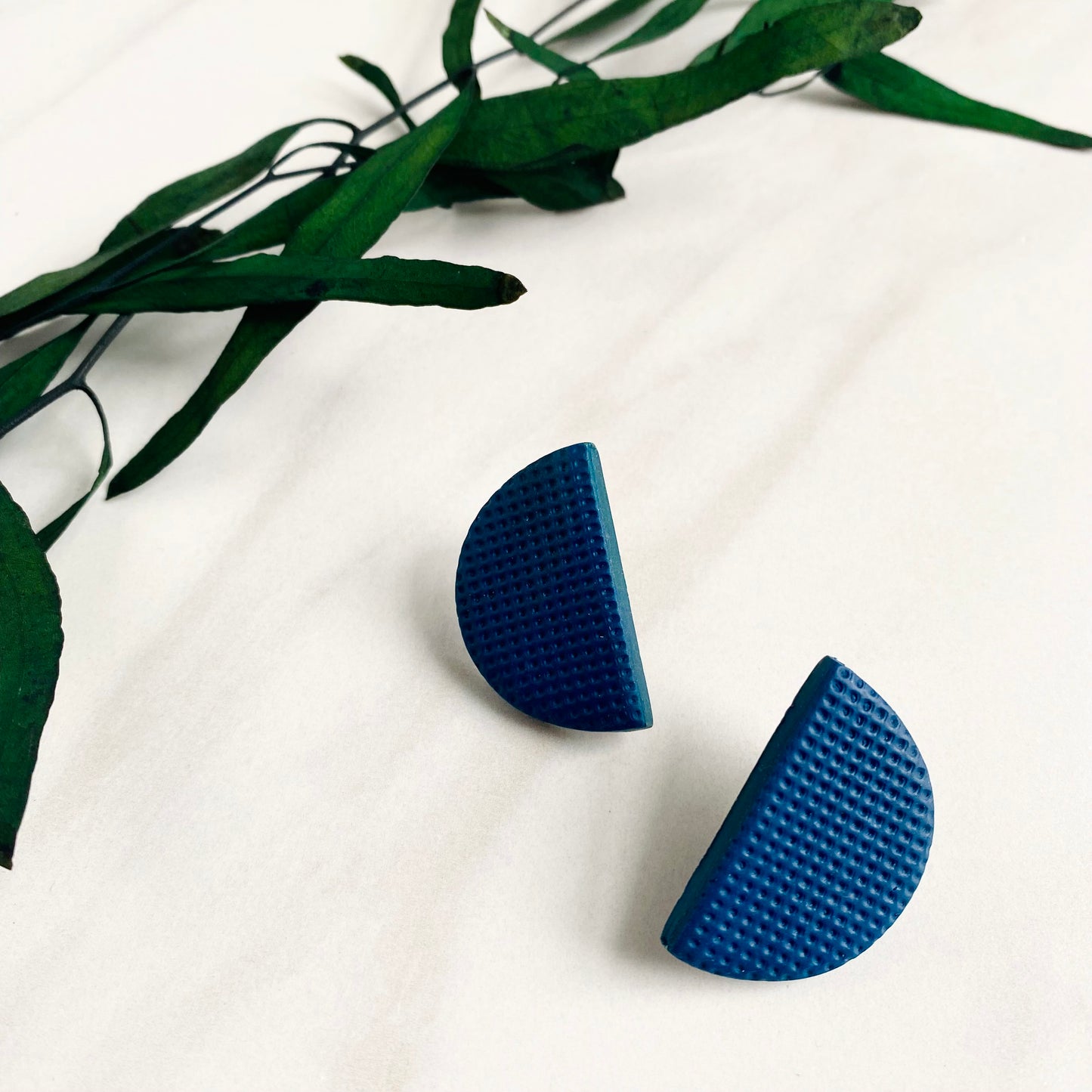 Luna // Dark Blue Textured