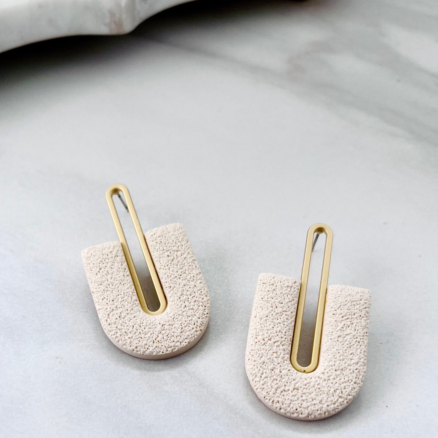 Gracie // Beige Textured (Gold)